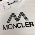 weigou_227737_3_8c54bc81cb P75 💥 MONCLER 蒙口 夏季新款圆领短袖T恤!270克重磅高端纯棉面料,手感质感都极完美!修身裁剪设计干净利落!时尚又好看!走线做工非常精致!版型效果超赞!而且透气性能超强!任何年龄阶段都可轻松驾驭,男士衣橱里必备的单品。 颜色: 米白 黑色 码数:M-3XL (下单请报身高体重)
