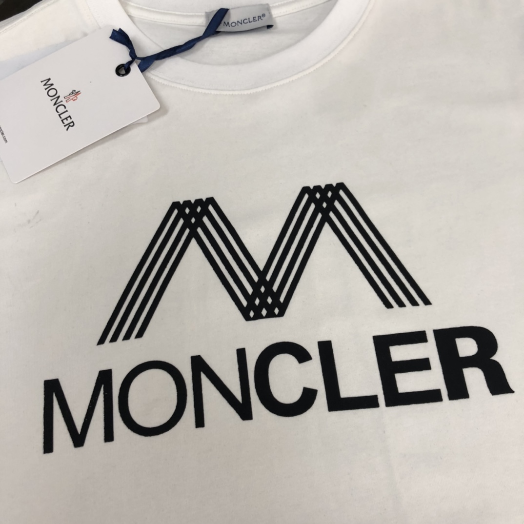 weigou_227737_3_8c54bc81cb P75 💥 MONCLER 蒙口 夏季新款圆领短袖T恤!270克重磅高端纯棉面料,手感质感都极完美!修身裁剪设计干净利落!时尚又好看!走线做工非常精致!版型效果超赞!而且透气性能超强!任何年龄阶段都可轻松驾驭,男士衣橱里必备的单品。 颜色: 米白 黑色 码数:M-3XL (下单请报身高体重)