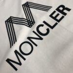 weigou_227737_4_9f0dfb169a P75 💥 MONCLER 蒙口 夏季新款圆领短袖T恤!270克重磅高端纯棉面料,手感质感都极完美!修身裁剪设计干净利落!时尚又好看!走线做工非常精致!版型效果超赞!而且透气性能超强!任何年龄阶段都可轻松驾驭,男士衣橱里必备的单品。 颜色: 米白 黑色 码数:M-3XL (下单请报身高体重)