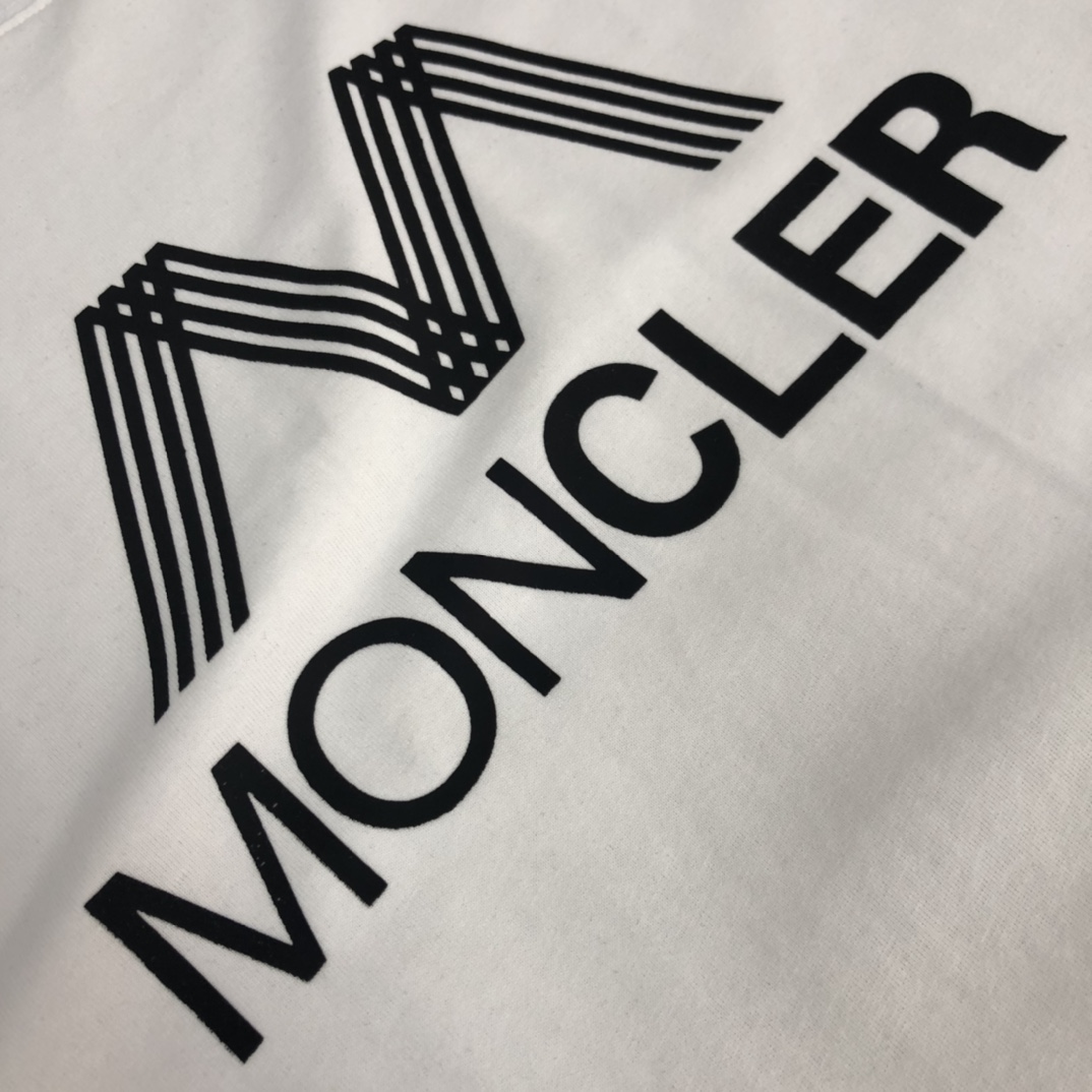weigou_227737_4_9f0dfb169a P75 💥 MONCLER 蒙口 夏季新款圆领短袖T恤!270克重磅高端纯棉面料,手感质感都极完美!修身裁剪设计干净利落!时尚又好看!走线做工非常精致!版型效果超赞!而且透气性能超强!任何年龄阶段都可轻松驾驭,男士衣橱里必备的单品。 颜色: 米白 黑色 码数:M-3XL (下单请报身高体重)