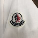 weigou_227737_5_e2c11e3525 P75 💥 MONCLER 蒙口 夏季新款圆领短袖T恤!270克重磅高端纯棉面料,手感质感都极完美!修身裁剪设计干净利落!时尚又好看!走线做工非常精致!版型效果超赞!而且透气性能超强!任何年龄阶段都可轻松驾驭,男士衣橱里必备的单品。 颜色: 米白 黑色 码数:M-3XL (下单请报身高体重)