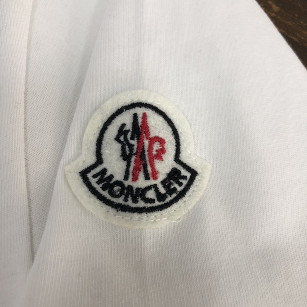 weigou_227737_5_e2c11e3525 P75 💥 MONCLER 蒙口 夏季新款圆领短袖T恤!270克重磅高端纯棉面料,手感质感都极完美!修身裁剪设计干净利落!时尚又好看!走线做工非常精致!版型效果超赞!而且透气性能超强!任何年龄阶段都可轻松驾驭,男士衣橱里必备的单品。 颜色: 米白 黑色 码数:M-3XL (下单请报身高体重)
