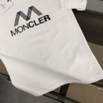 weigou_227737_6_fe5432d8b7 P75 💥 MONCLER 蒙口 夏季新款圆领短袖T恤!270克重磅高端纯棉面料,手感质感都极完美!修身裁剪设计干净利落!时尚又好看!走线做工非常精致!版型效果超赞!而且透气性能超强!任何年龄阶段都可轻松驾驭,男士衣橱里必备的单品。 颜色: 米白 黑色 码数:M-3XL (下单请报身高体重)