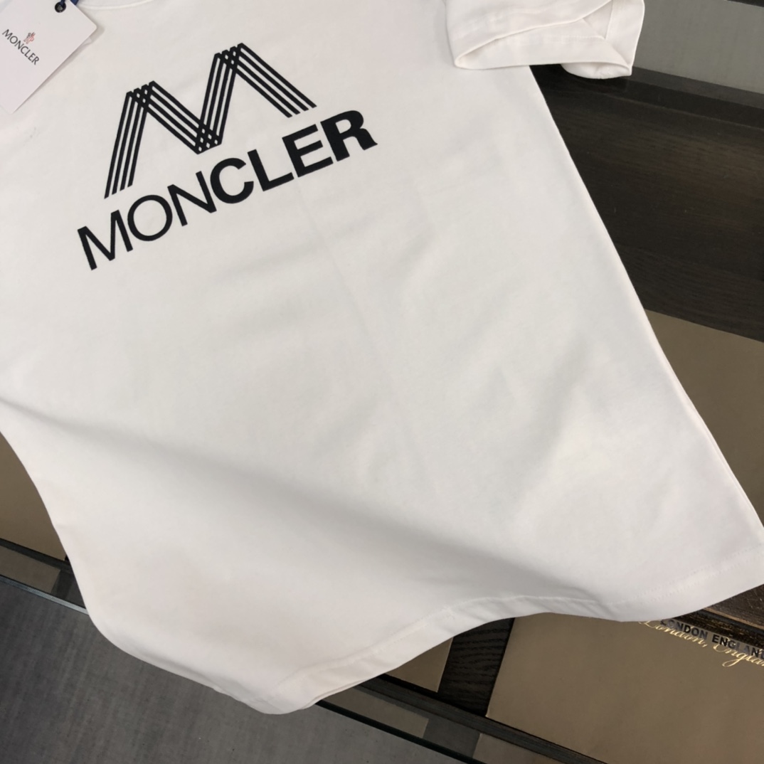 weigou_227737_6_fe5432d8b7 P75 💥 MONCLER 蒙口 夏季新款圆领短袖T恤!270克重磅高端纯棉面料,手感质感都极完美!修身裁剪设计干净利落!时尚又好看!走线做工非常精致!版型效果超赞!而且透气性能超强!任何年龄阶段都可轻松驾驭,男士衣橱里必备的单品。 颜色: 米白 黑色 码数:M-3XL (下单请报身高体重)