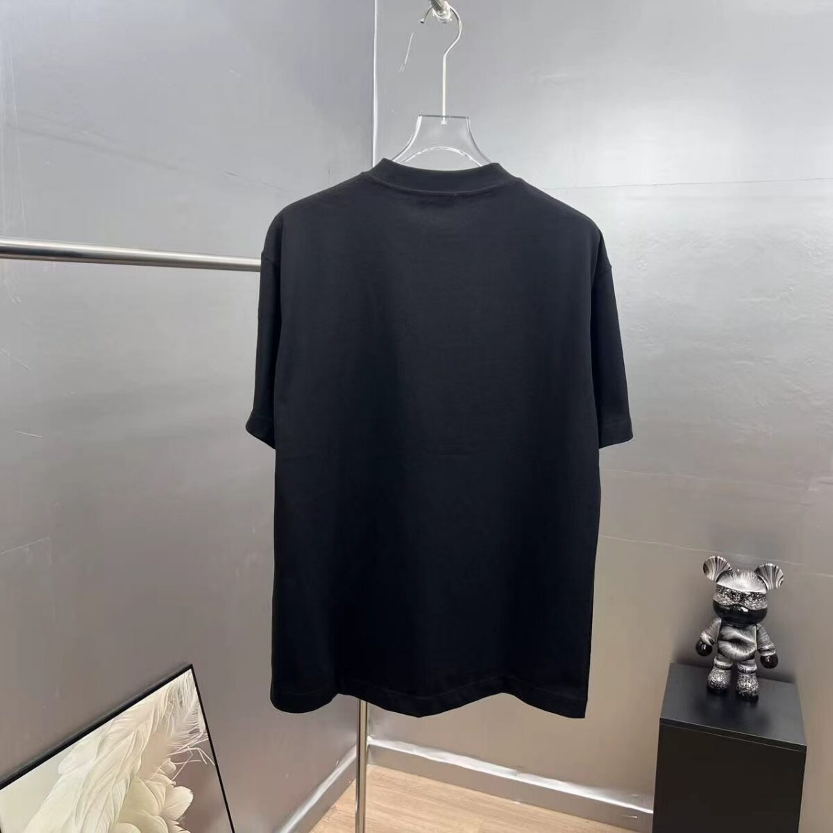 P75 moncle～ 蒙口刺绣字母徽章，官方同款 《区别通货面料》7a抗菌短袖tee 负离子上身十分舒适，男女同款半袖，落肩宽松版型 颜色: 黑色 白色 咖啡色 尺码：S（90-130斤） M（125-150斤） L（135-165斤） XL（160-190斤） XXL（185-220斤）