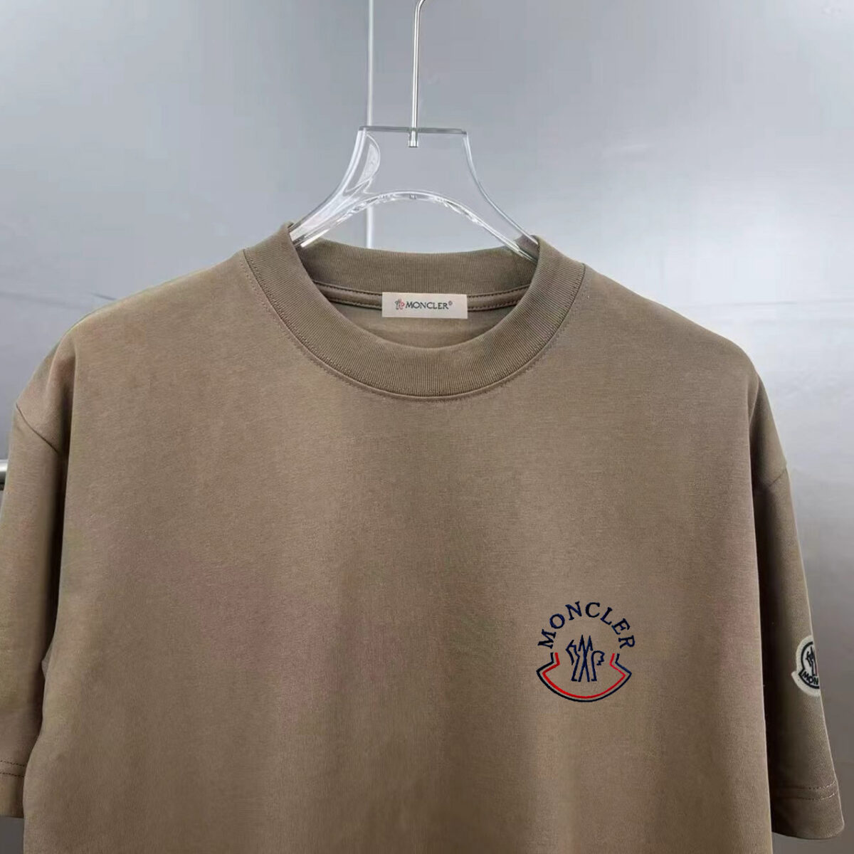 weigou_227766_2_88c9fb776c P75 moncle~ 蒙口刺绣字母徽章,官方同款 《区别通货面料》7a抗菌短袖tee 负离子上身十分舒适,男女同款半袖,落肩宽松版型 颜色: 黑色 白色 咖啡色 尺码:S(90-130斤) M(125-150斤) L(135-165斤) XL(160-190斤) XXL(185-220斤)