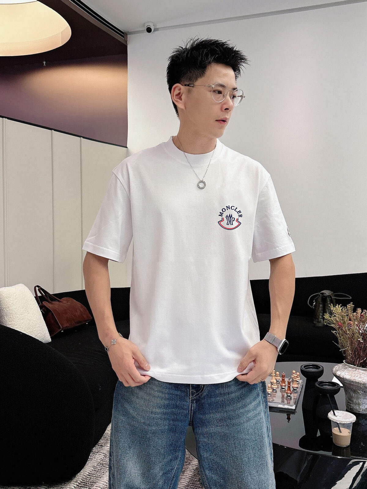 weigou_227781_6_8b2817e81f P75 moncle~ 蒙口刺绣字母徽章,官方同款 《区别通货面料》7a抗菌短袖tee 负离子上身十分舒适,男女同款半袖,落肩宽松版型 颜色: 黑色 白色 咖啡色 尺码:S(90-130斤) M(125-150斤) L(135-165斤) XL(160-190斤) XXL(185-220斤)