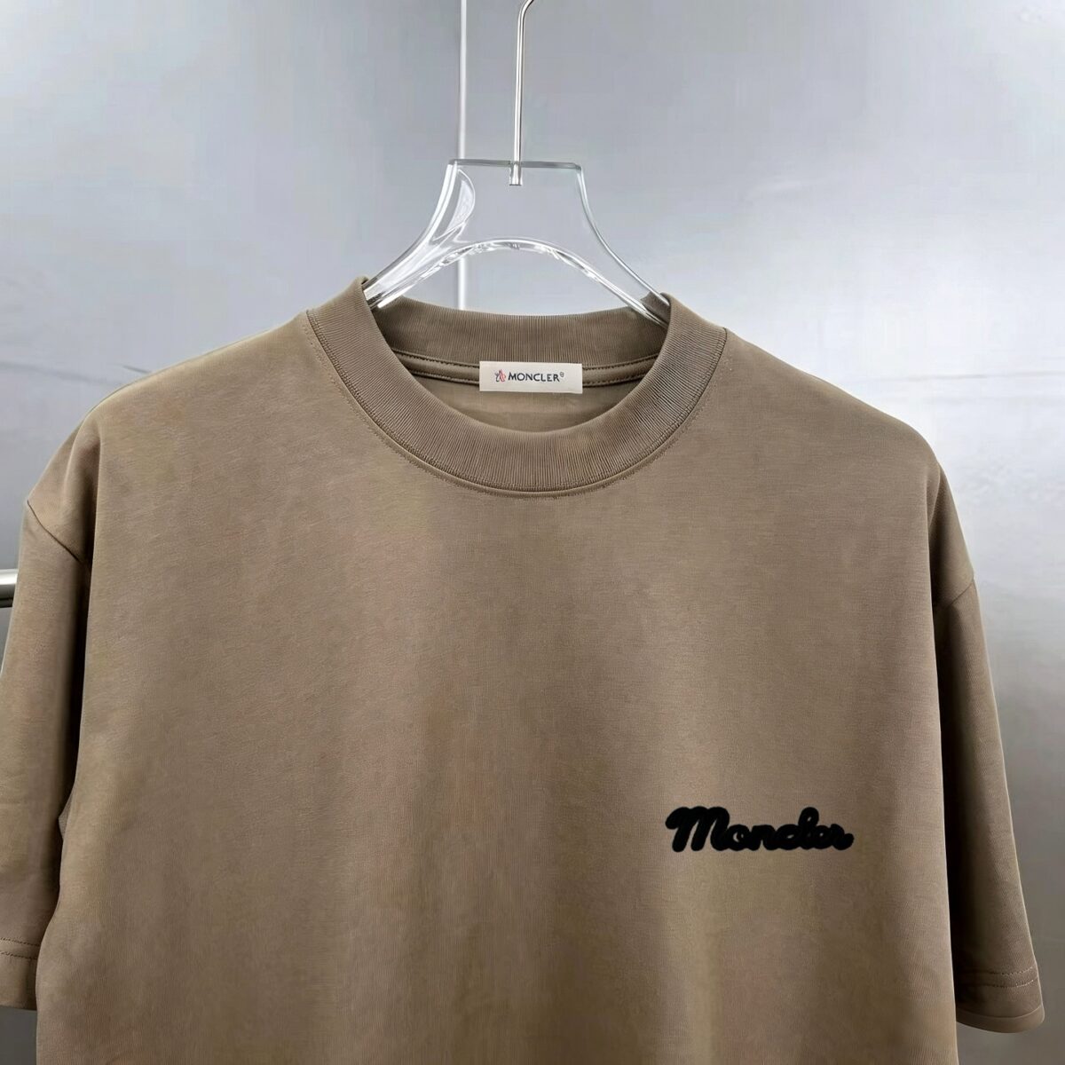 P75 moncle～ 蒙口刺绣字母徽章 《区别通货面料》7a抗菌短袖tee 负离子上身十分舒适，男女同款半袖，落肩宽松版型 颜色: 黑色 白色 咖啡色 尺码：S（90-130斤） M（125-150斤） L（135-165斤） XL（160-190斤） XXL（185-220斤）