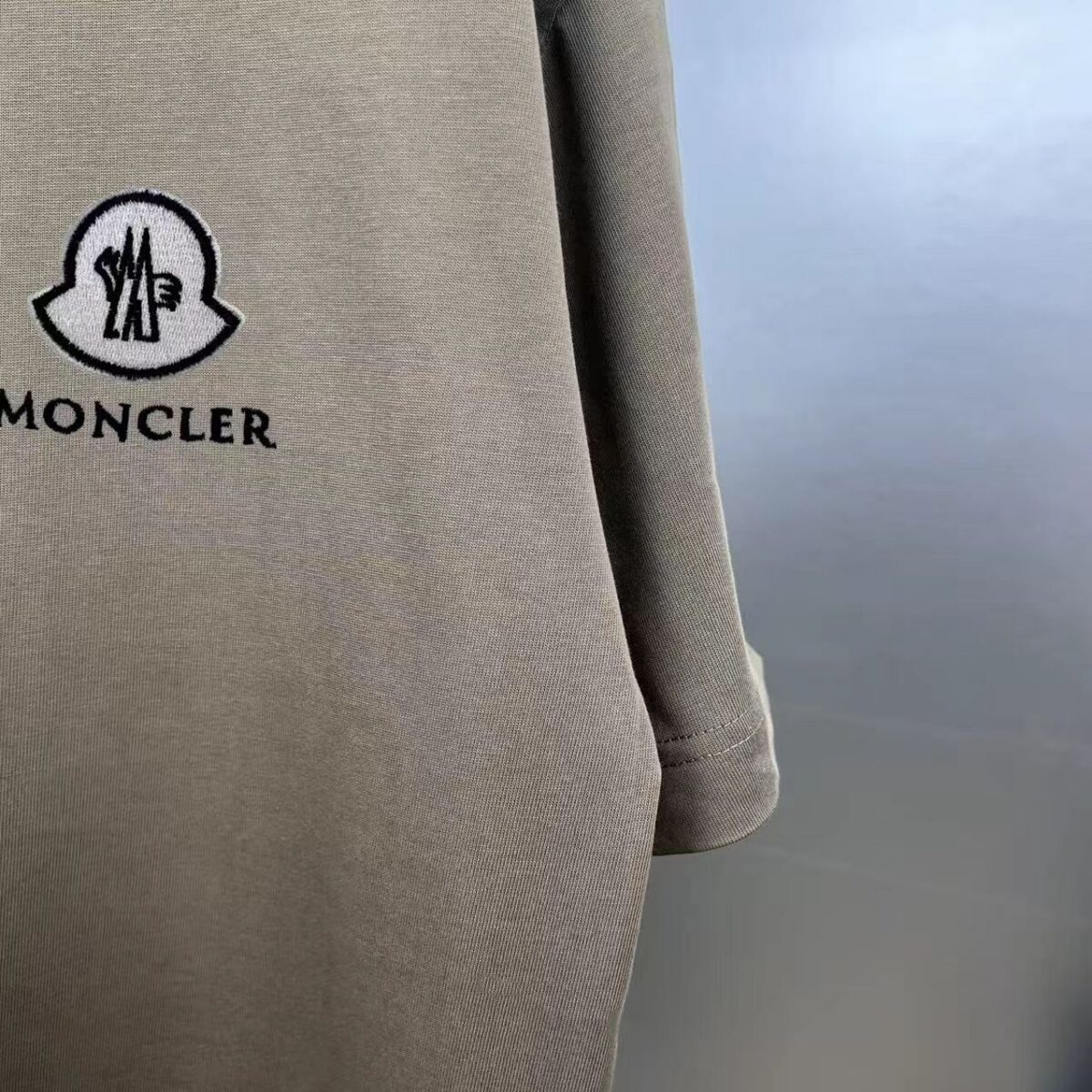 P75 moncle～ 蒙口刺绣徽章 《区别通货面料》7a抗菌短袖tee 上身十分舒适，男女同款半袖，落肩宽松版型 颜色: 黑色 白色 咖啡色 尺码：S（90-130斤） M（125-150斤） L（135-165斤） XL（160-190斤） XXL（185-220斤）