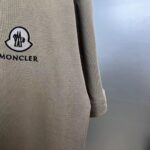 P75 moncle～ 蒙口刺绣徽章 《区别通货面料》7a抗菌短袖tee 上身十分舒适，男女同款半袖，落肩宽松版型 颜色: 黑色 白色 咖啡色 尺码：S（90-130斤） M（125-150斤） L（135-165斤） XL（160-190斤） XXL（185-220斤）