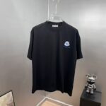P75 moncle～ 蒙口刺绣徽章 《区别通货面料》7a抗菌短袖tee 上身十分舒适，男女同款半袖，落肩宽松版型 颜色: 黑色 白色 咖啡色 尺码：S（90-130斤） M（125-150斤） L（135-165斤） XL（160-190斤） XXL（185-220斤）