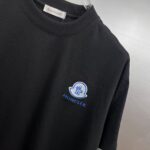 P75 moncle～ 蒙口刺绣徽章 《区别通货面料》7a抗菌短袖tee 上身十分舒适，男女同款半袖，落肩宽松版型 颜色: 黑色 白色 咖啡色 尺码：S（90-130斤） M（125-150斤） L（135-165斤） XL（160-190斤） XXL（185-220斤）