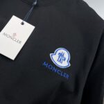 P75 moncle～ 蒙口刺绣徽章 《区别通货面料》7a抗菌短袖tee 上身十分舒适，男女同款半袖，落肩宽松版型 颜色: 黑色 白色 咖啡色 尺码：S（90-130斤） M（125-150斤） L（135-165斤） XL（160-190斤） XXL（185-220斤）