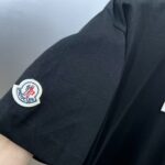 P75 moncle～ 蒙口刺绣徽章 《区别通货面料》7a抗菌短袖tee 上身十分舒适，男女同款半袖，落肩宽松版型 颜色: 黑色 白色 咖啡色 尺码：S（90-130斤） M（125-150斤） L（135-165斤） XL（160-190斤） XXL（185-220斤）