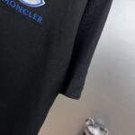 P75 moncle～ 蒙口刺绣徽章 《区别通货面料》7a抗菌短袖tee 上身十分舒适，男女同款半袖，落肩宽松版型 颜色: 黑色 白色 咖啡色 尺码：S（90-130斤） M（125-150斤） L（135-165斤） XL（160-190斤） XXL（185-220斤）