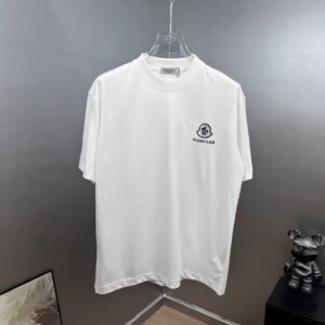 P75 moncle～ 蒙口刺绣徽章 《区别通货面料》7a抗菌短袖tee 上身十分舒适，男女同款半袖，落肩宽松版型 颜色: 黑色 白色 咖啡色 尺码：S（90-130斤） M（125-150斤） L（135-165斤） XL（160-190斤） XXL（185-220斤）