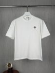 weigou_227931_0_20dacff23c P75 实拍图 🔥🔥🔥天花板级 #0307 moncler/蒙口经典胸标夏季新款原单专柜情侣休闲短袖T恤 ✅本市场No.1的质量 真正天花板品质 ✅全部原版开发注意细节图 ✅正确280g定染双纱面料 ✅螺纹定染无色差 超重工艺 看似是简单的印花或绣花 其实一点都不简单 10000%进口机还原 不是嘴上说 欢迎对比同行 每款均为公司出品 细节做工面料均和正品一致. 保证和专柜无色差. 复刻不可怕 谁假谁尴尬。复刻不丢人 复刻还买不到正确版本才丢人。 不同款式水洗麦主麦包括进口麦的颜色与编码都不一样 真正还原柜台 注意做工 领口处针脚 无折叠 顺畅自然没重叠线 真正还原 这是多少人都做不到的 尺码:S-M-L-XL