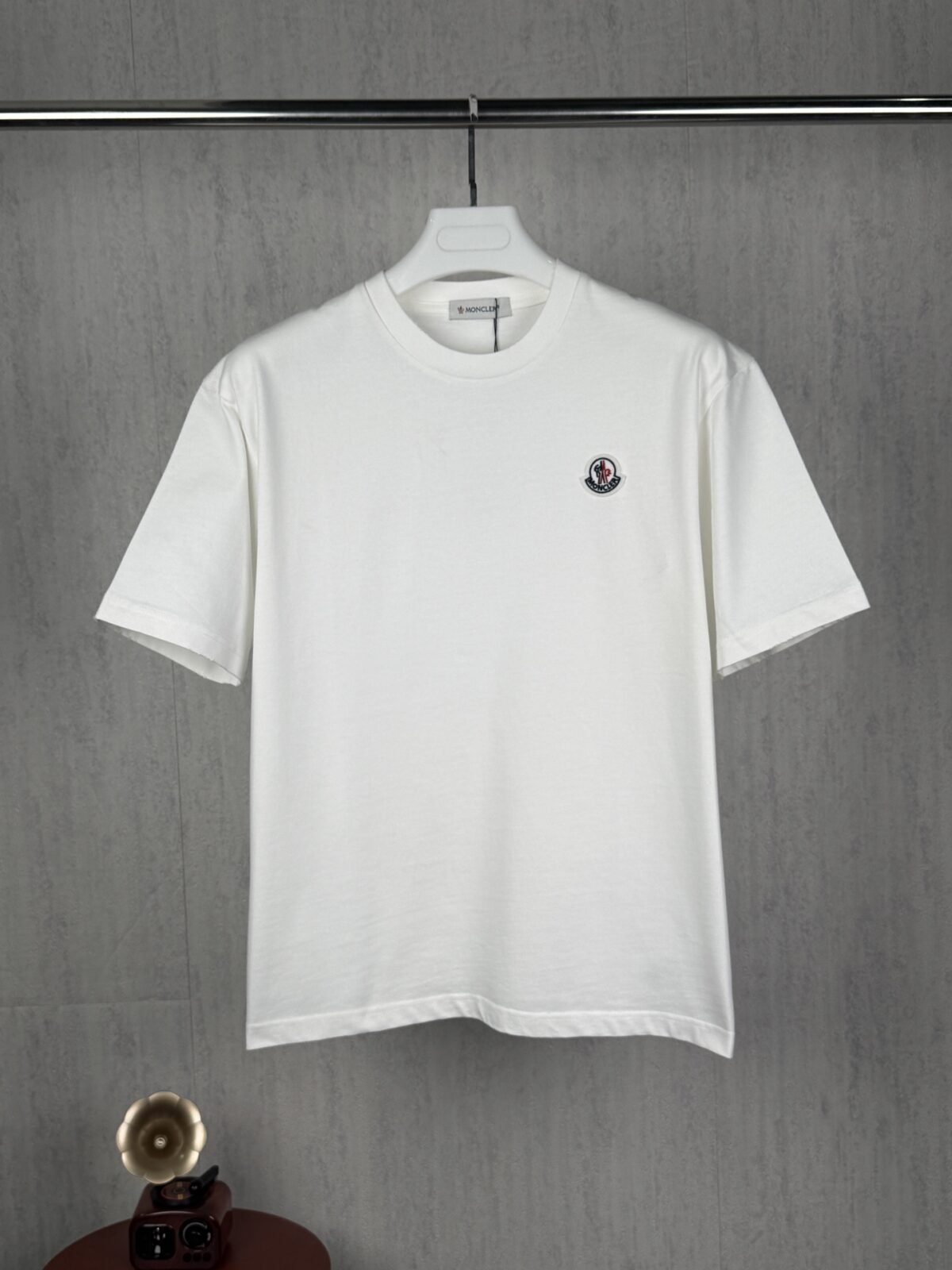 weigou_227931_0_20dacff23c P75 实拍图 🔥🔥🔥天花板级 #0307 moncler/蒙口经典胸标夏季新款原单专柜情侣休闲短袖T恤 ✅本市场No.1的质量 真正天花板品质 ✅全部原版开发注意细节图 ✅正确280g定染双纱面料 ✅螺纹定染无色差 超重工艺 看似是简单的印花或绣花 其实一点都不简单 10000%进口机还原 不是嘴上说 欢迎对比同行 每款均为公司出品 细节做工面料均和正品一致. 保证和专柜无色差. 复刻不可怕 谁假谁尴尬。复刻不丢人 复刻还买不到正确版本才丢人。 不同款式水洗麦主麦包括进口麦的颜色与编码都不一样 真正还原柜台 注意做工 领口处针脚 无折叠 顺畅自然没重叠线 真正还原 这是多少人都做不到的 尺码:S-M-L-XL