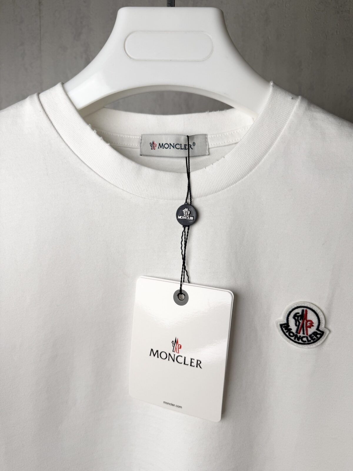 weigou_227931_2_f1ed694c8c P75 实拍图 🔥🔥🔥天花板级 #0307 moncler/蒙口经典胸标夏季新款原单专柜情侣休闲短袖T恤 ✅本市场No.1的质量 真正天花板品质 ✅全部原版开发注意细节图 ✅正确280g定染双纱面料 ✅螺纹定染无色差 超重工艺 看似是简单的印花或绣花 其实一点都不简单 10000%进口机还原 不是嘴上说 欢迎对比同行 每款均为公司出品 细节做工面料均和正品一致. 保证和专柜无色差. 复刻不可怕 谁假谁尴尬。复刻不丢人 复刻还买不到正确版本才丢人。 不同款式水洗麦主麦包括进口麦的颜色与编码都不一样 真正还原柜台 注意做工 领口处针脚 无折叠 顺畅自然没重叠线 真正还原 这是多少人都做不到的 尺码:S-M-L-XL