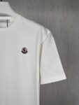 weigou_227931_4_9d254f2d06 P75 实拍图 🔥🔥🔥天花板级 #0307 moncler/蒙口经典胸标夏季新款原单专柜情侣休闲短袖T恤 ✅本市场No.1的质量 真正天花板品质 ✅全部原版开发注意细节图 ✅正确280g定染双纱面料 ✅螺纹定染无色差 超重工艺 看似是简单的印花或绣花 其实一点都不简单 10000%进口机还原 不是嘴上说 欢迎对比同行 每款均为公司出品 细节做工面料均和正品一致. 保证和专柜无色差. 复刻不可怕 谁假谁尴尬。复刻不丢人 复刻还买不到正确版本才丢人。 不同款式水洗麦主麦包括进口麦的颜色与编码都不一样 真正还原柜台 注意做工 领口处针脚 无折叠 顺畅自然没重叠线 真正还原 这是多少人都做不到的 尺码:S-M-L-XL