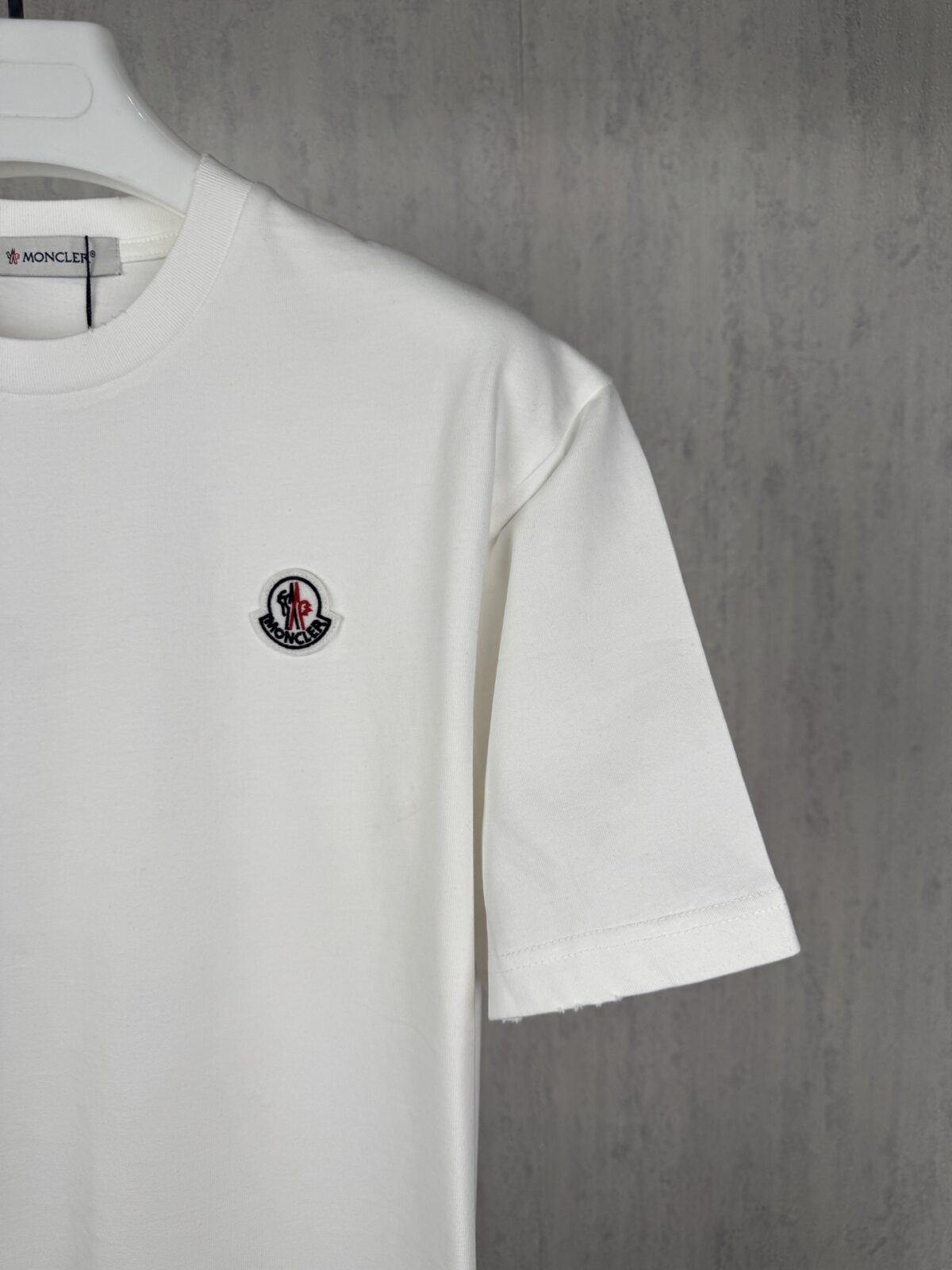 weigou_227931_4_9d254f2d06 P75 实拍图 🔥🔥🔥天花板级 #0307 moncler/蒙口经典胸标夏季新款原单专柜情侣休闲短袖T恤 ✅本市场No.1的质量 真正天花板品质 ✅全部原版开发注意细节图 ✅正确280g定染双纱面料 ✅螺纹定染无色差 超重工艺 看似是简单的印花或绣花 其实一点都不简单 10000%进口机还原 不是嘴上说 欢迎对比同行 每款均为公司出品 细节做工面料均和正品一致. 保证和专柜无色差. 复刻不可怕 谁假谁尴尬。复刻不丢人 复刻还买不到正确版本才丢人。 不同款式水洗麦主麦包括进口麦的颜色与编码都不一样 真正还原柜台 注意做工 领口处针脚 无折叠 顺畅自然没重叠线 真正还原 这是多少人都做不到的 尺码:S-M-L-XL