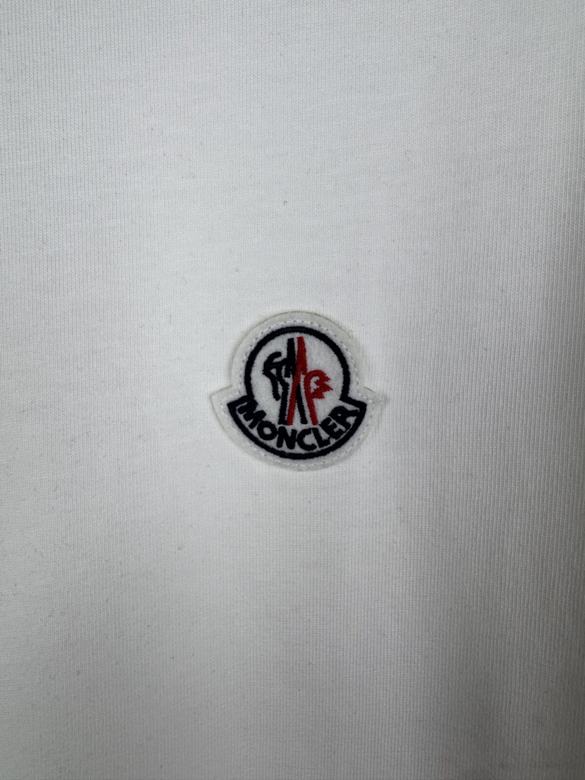 weigou_227931_5_415cc9f50f P75 实拍图 🔥🔥🔥天花板级 #0307 moncler/蒙口经典胸标夏季新款原单专柜情侣休闲短袖T恤 ✅本市场No.1的质量 真正天花板品质 ✅全部原版开发注意细节图 ✅正确280g定染双纱面料 ✅螺纹定染无色差 超重工艺 看似是简单的印花或绣花 其实一点都不简单 10000%进口机还原 不是嘴上说 欢迎对比同行 每款均为公司出品 细节做工面料均和正品一致. 保证和专柜无色差. 复刻不可怕 谁假谁尴尬。复刻不丢人 复刻还买不到正确版本才丢人。 不同款式水洗麦主麦包括进口麦的颜色与编码都不一样 真正还原柜台 注意做工 领口处针脚 无折叠 顺畅自然没重叠线 真正还原 这是多少人都做不到的 尺码:S-M-L-XL