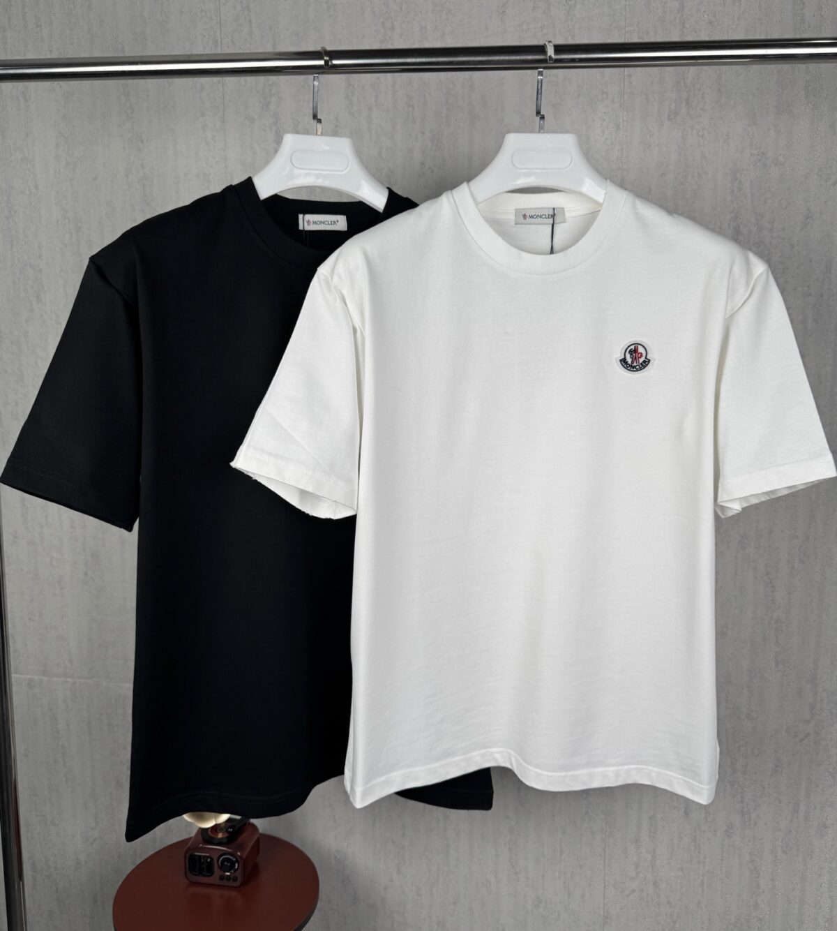 weigou_227931_8_c469ec6efc P75 实拍图 🔥🔥🔥天花板级 #0307 moncler/蒙口经典胸标夏季新款原单专柜情侣休闲短袖T恤 ✅本市场No.1的质量 真正天花板品质 ✅全部原版开发注意细节图 ✅正确280g定染双纱面料 ✅螺纹定染无色差 超重工艺 看似是简单的印花或绣花 其实一点都不简单 10000%进口机还原 不是嘴上说 欢迎对比同行 每款均为公司出品 细节做工面料均和正品一致. 保证和专柜无色差. 复刻不可怕 谁假谁尴尬。复刻不丢人 复刻还买不到正确版本才丢人。 不同款式水洗麦主麦包括进口麦的颜色与编码都不一样 真正还原柜台 注意做工 领口处针脚 无折叠 顺畅自然没重叠线 真正还原 这是多少人都做不到的 尺码:S-M-L-XL