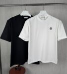 weigou_227931_8_c469ec6efc P75 实拍图 🔥🔥🔥天花板级 #0307 moncler/蒙口经典胸标夏季新款原单专柜情侣休闲短袖T恤 ✅本市场No.1的质量 真正天花板品质 ✅全部原版开发注意细节图 ✅正确280g定染双纱面料 ✅螺纹定染无色差 超重工艺 看似是简单的印花或绣花 其实一点都不简单 10000%进口机还原 不是嘴上说 欢迎对比同行 每款均为公司出品 细节做工面料均和正品一致. 保证和专柜无色差. 复刻不可怕 谁假谁尴尬。复刻不丢人 复刻还买不到正确版本才丢人。 不同款式水洗麦主麦包括进口麦的颜色与编码都不一样 真正还原柜台 注意做工 领口处针脚 无折叠 顺畅自然没重叠线 真正还原 这是多少人都做不到的 尺码:S-M-L-XL
