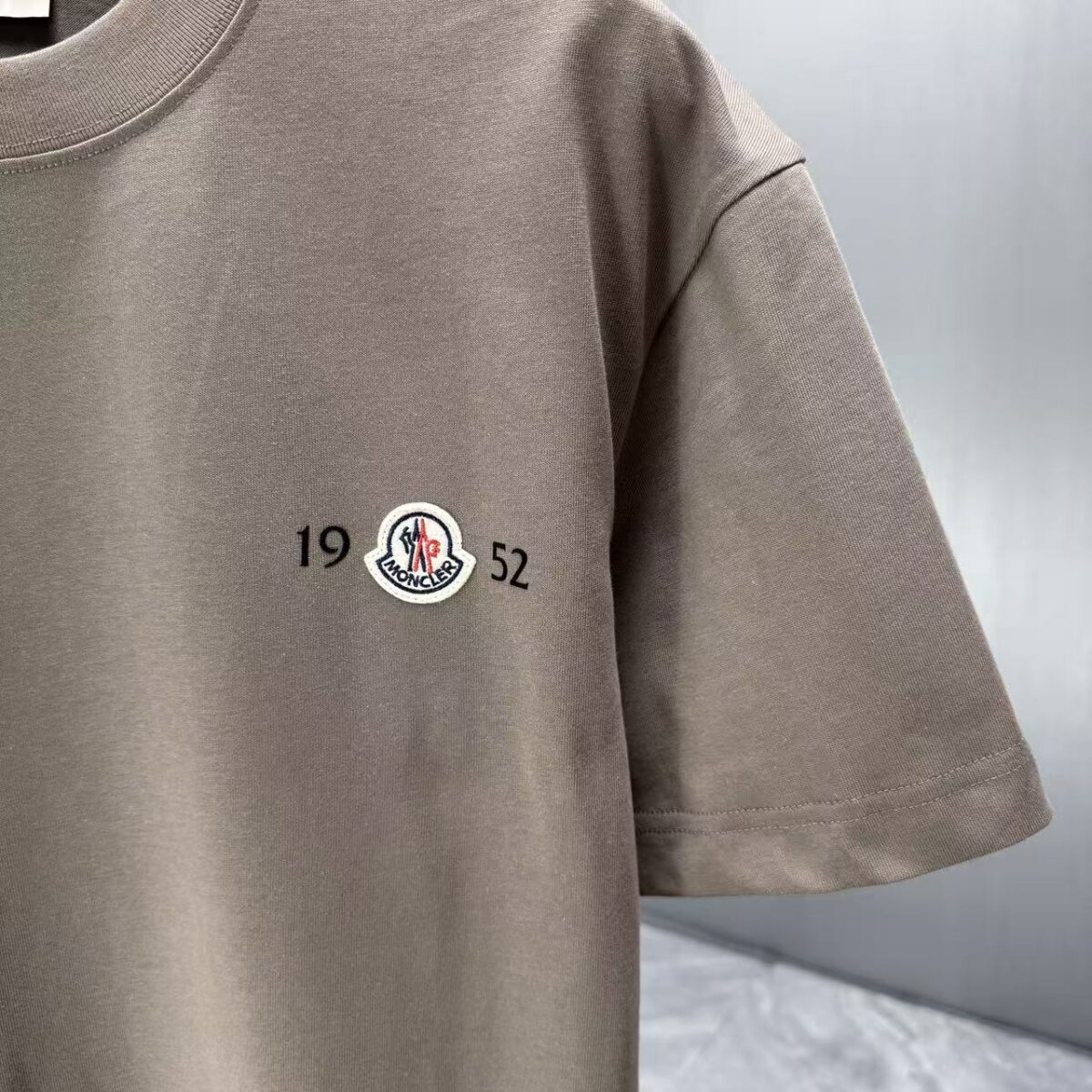 P75 MONCL* 蒙口* 2026春夏新款短袖T恤 定制纯棉字母logo 植绒+章仔 颜色：黑色 白色 深蓝 棕色 码数：S M L XL XXL