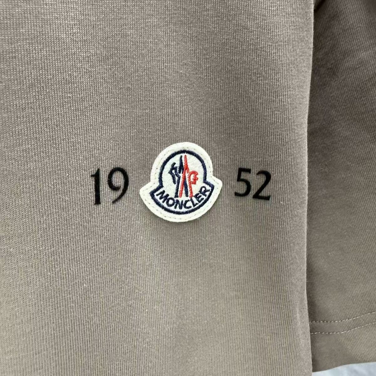 P75 MONCL* 蒙口* 2026春夏新款短袖T恤 定制纯棉字母logo 植绒+章仔 颜色：黑色 白色 深蓝 棕色 码数：S M L XL XXL
