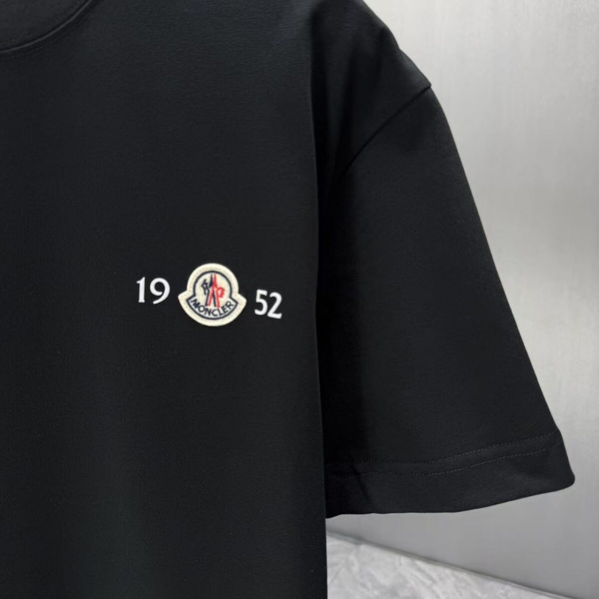 P75 MONCL* 蒙口* 2026春夏新款短袖T恤 定制纯棉字母logo 植绒+章仔 颜色：黑色 白色 深蓝 棕色 码数：S M L XL XXL