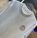 P75 蒙口 MONCLE * 280克圆领短袖T恤 经典贴绣徽章印花字母LOGO 2026ss 官方同步 高品质 时尚个性 百搭潮流 纯原品质 男女同款 吊牌 领标 水洗麦 三标齐全 颜色: 黑色 白色 绿色 紫色 尺码：S M L XL XXL