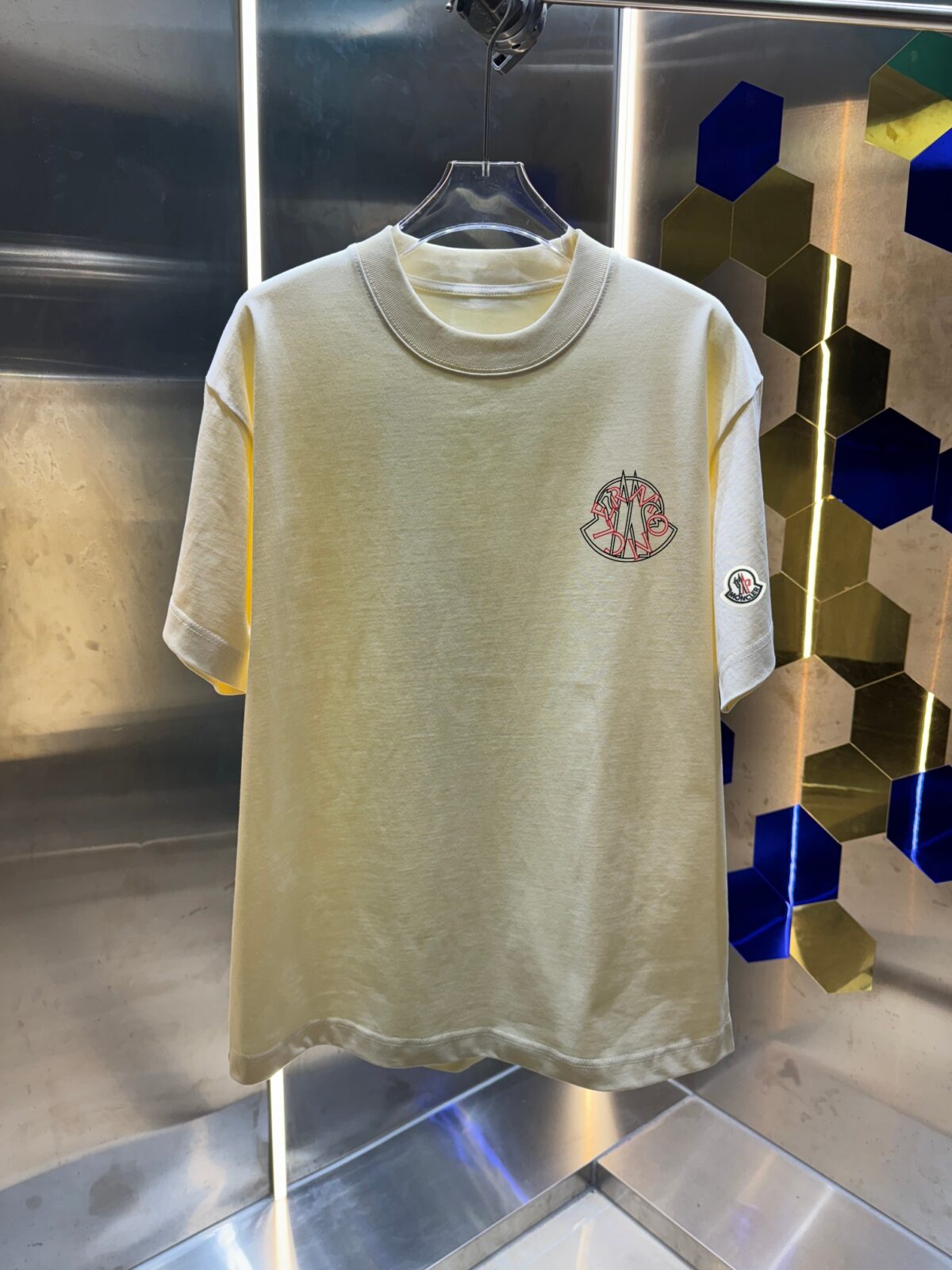 P75 蒙口 MONCLE * 280克圆领短袖T恤 经典贴绣徽章印花字母LOGO 2026ss 官方同步 高品质 时尚个性 百搭潮流 纯原品质 男女同款 吊牌 领标 水洗麦 三标齐全 颜色: 黑色 白色 绿色 紫色 尺码：S M L XL XXL