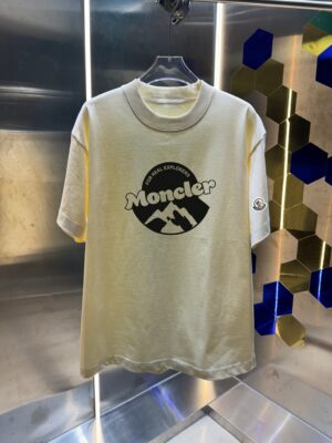 P75 蒙口 MONCLE * 280克圆领短袖T恤 经典贴绣徽章印花字母LOGO 2026ss 官方同步 高品质 时尚个性 百搭潮流 纯原品质 男女同款 吊牌 领标 水洗麦 三标齐全 颜色: 黑色 白色 绿色 紫色 尺码：S M L XL XXL