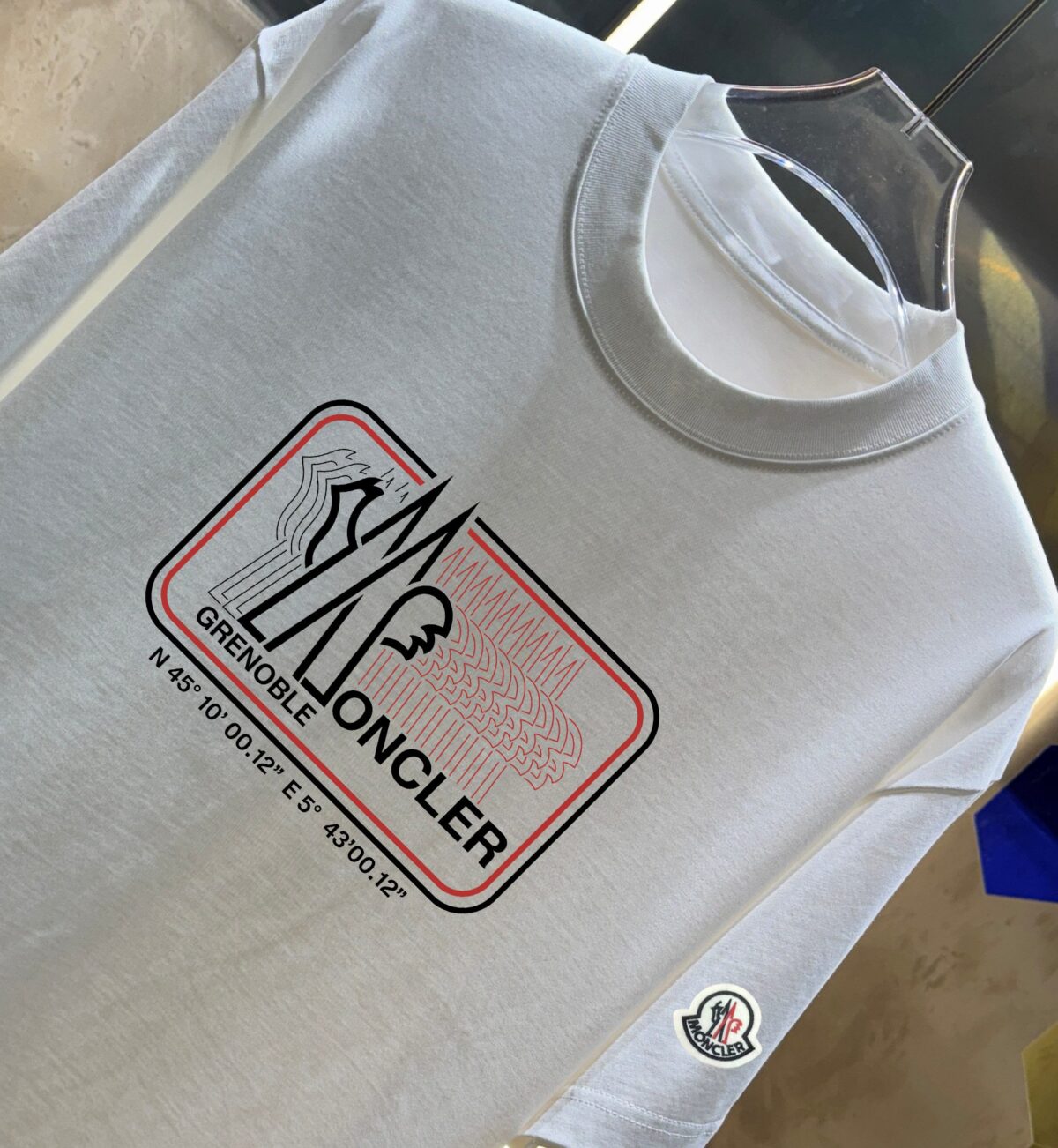 weigou_228312_1_e0943756d2 P75 蒙口 MONCLE * 280克圆领短袖T恤 经典贴绣徽章印花字母LOGO 2026ss 官方同步 高品质 时尚个性 百搭潮流 纯原品质 男女同款 吊牌 领标 水洗麦 三标齐全 颜色: 黑色 白色 绿色 紫色 尺码:S M L XL XXL