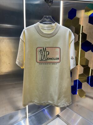 P75 蒙口 MONCLE * 280克圆领短袖T恤 经典贴绣徽章印花字母LOGO 2026ss 官方同步 高品质 时尚个性 百搭潮流 纯原品质 男女同款 吊牌 领标 水洗麦 三标齐全 颜色: 黑色 白色 绿色 紫色 尺码：S M L XL XXL
