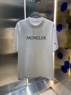 P75 蒙口 MONCLE * 280克圆领短袖T恤 经典贴绣徽章印花字母LOGO 2026ss 官方同步 高品质 时尚个性 百搭潮流 纯原品质 男女同款 吊牌 领标 水洗麦 三标齐全 颜色: 黑色 白色 绿色 紫色 尺码：S M L XL XXL