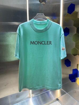 P75 蒙口 MONCLE * 280克圆领短袖T恤 经典贴绣徽章印花字母LOGO 2026ss 官方同步 高品质 时尚个性 百搭潮流 纯原品质 男女同款 吊牌 领标 水洗麦 三标齐全 颜色: 黑色 白色 绿色 紫色 尺码：S M L XL XXL