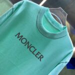P75 蒙口 MONCLE * 280克圆领短袖T恤 经典贴绣徽章印花字母LOGO 2026ss 官方同步 高品质 时尚个性 百搭潮流 纯原品质 男女同款 吊牌 领标 水洗麦 三标齐全 颜色: 黑色 白色 绿色 紫色 尺码：S M L XL XXL