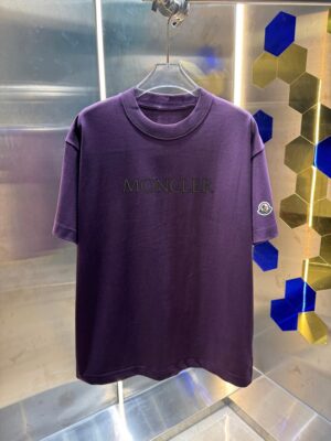 P75 蒙口 MONCLE * 280克圆领短袖T恤 经典贴绣徽章印花字母LOGO 2026ss 官方同步 高品质 时尚个性 百搭潮流 纯原品质 男女同款 吊牌 领标 水洗麦 三标齐全 颜色: 黑色 白色 绿色 紫色 尺码：S M L XL XXL