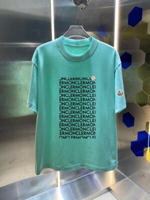 P75 蒙口 MONCLE * 280克圆领短袖T恤 经典贴绣徽章印花字母LOGO 2026ss 官方同步 高品质 时尚个性 百搭潮流 纯原品质 男女同款 吊牌 领标 水洗麦 三标齐全 颜色: 黑色 白色 绿色 紫色 尺码：S M L XL XXL