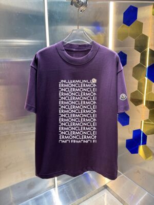 P75 蒙口 MONCLE * 280克圆领短袖T恤 经典贴绣徽章印花字母LOGO 2026ss 官方同步 高品质 时尚个性 百搭潮流 纯原品质 男女同款 吊牌 领标 水洗麦 三标齐全 颜色: 黑色 白色 绿色 紫色 尺码：S M L XL XXL
