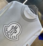P75 蒙口 MONCLE * 280克圆领短袖T恤 经典贴绣徽章印花字母LOGO 2026ss 官方同步 高品质 时尚个性 百搭潮流 纯原品质 男女同款 吊牌 领标 水洗麦 三标齐全 颜色: 黑色 白色 绿色 紫色 尺码：S M L XL XXL