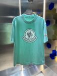 P75 蒙口 MONCLE * 280克圆领短袖T恤 经典贴绣徽章印花字母LOGO 2026ss 官方同步 高品质 时尚个性 百搭潮流 纯原品质 男女同款 吊牌 领标 水洗麦 三标齐全 颜色: 黑色 白色 绿色 紫色 尺码：S M L XL XXL