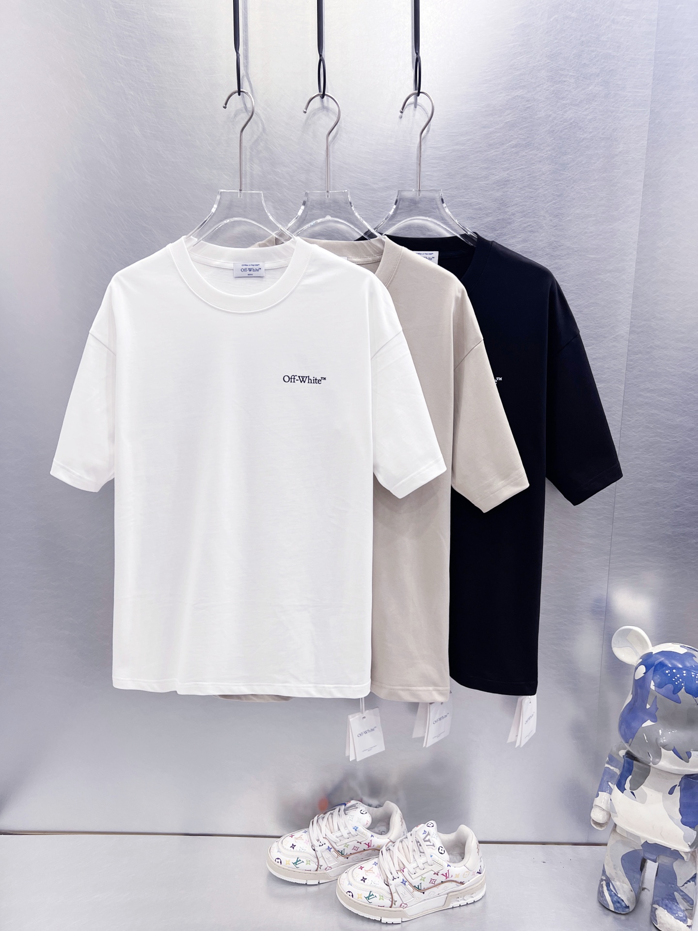 weigou_228582_0_1e0c286738 P65 OFF-WHITE 短袖真的很难不爱! 多层绿色安全封条铺满经典箭头,破碎撕拉排版超有美式街头那味儿,绿白配色清爽显活力。重磅纯棉不透肉,宽松版型巨藏肉,春夏单穿简约又吸睛,情侣搭一套出门小众不撞款! 颜色:黑色 白色 卡其 尺码:S M L XL