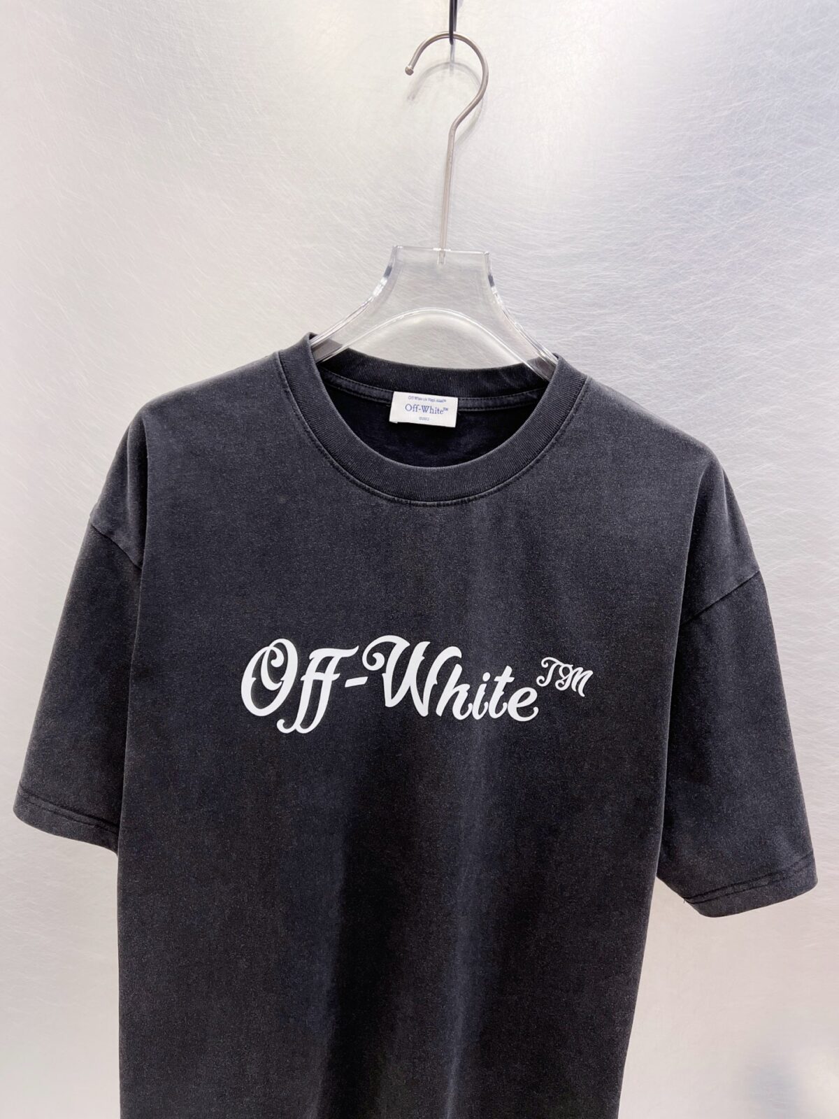 weigou_228658_2_91b636f8b4 P75 OFF-WHITE OW复古水洗做旧花体短袖 重度石洗工艺打造哑光黑做旧质感,区别普通纯色 T 恤 复古花体品牌标识,美式 vintage 氛围感十足 重磅水洗棉透气软糯,宽松中性廓形,单穿百搭不出错 尺码:S M L XL