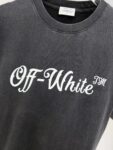 weigou_228658_3_c8c02e314c P75 OFF-WHITE OW复古水洗做旧花体短袖 重度石洗工艺打造哑光黑做旧质感,区别普通纯色 T 恤 复古花体品牌标识,美式 vintage 氛围感十足 重磅水洗棉透气软糯,宽松中性廓形,单穿百搭不出错 尺码:S M L XL