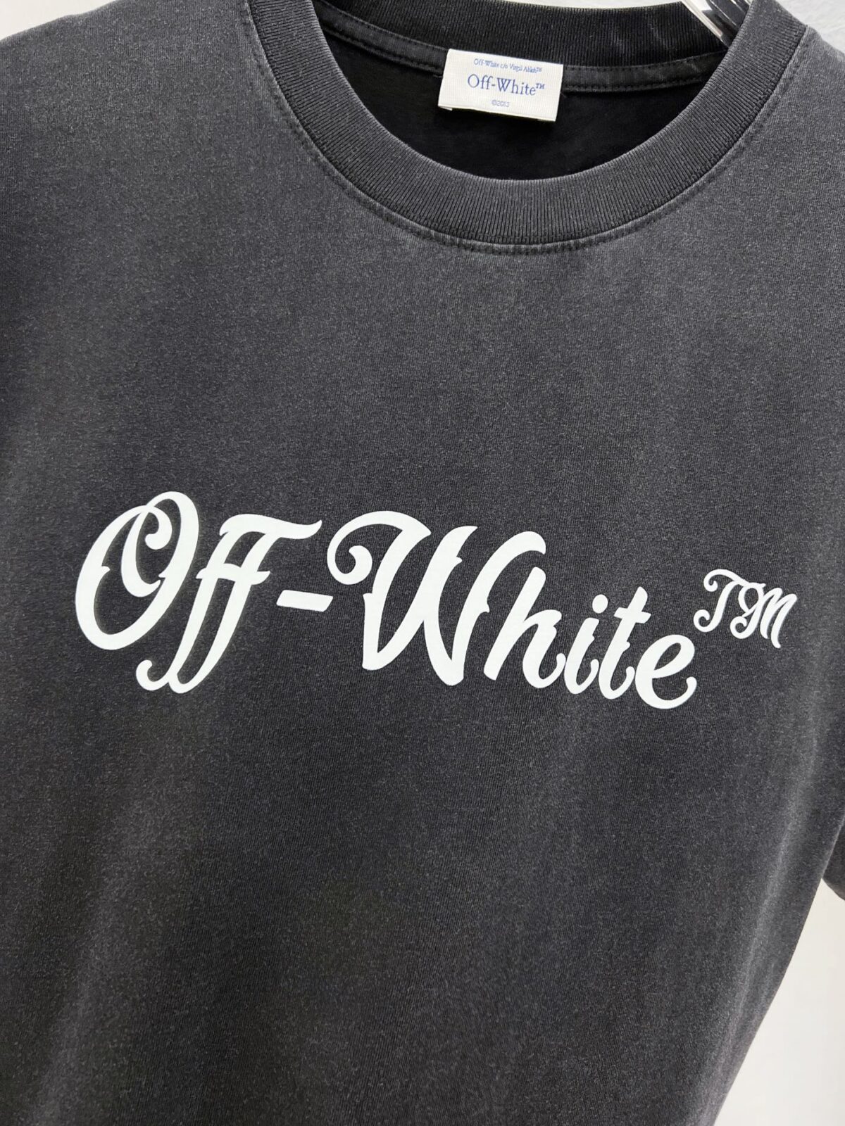 weigou_228658_3_c8c02e314c P75 OFF-WHITE OW复古水洗做旧花体短袖 重度石洗工艺打造哑光黑做旧质感,区别普通纯色 T 恤 复古花体品牌标识,美式 vintage 氛围感十足 重磅水洗棉透气软糯,宽松中性廓形,单穿百搭不出错 尺码:S M L XL