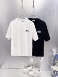 P65 OFF-WHITE OW 短袖！ 银色胶带质感斜条纹印花太有工业科技感，满印品牌小字细节精致，黑底银印花低调又吸睛。重磅棉手感扎实，宽松版型巨藏肉，男女穿都酷，情侣搭一套出门小众不撞款，拍照自带冷调滤镜✨ 颜色：黑色 白色 尺码：S M L XL