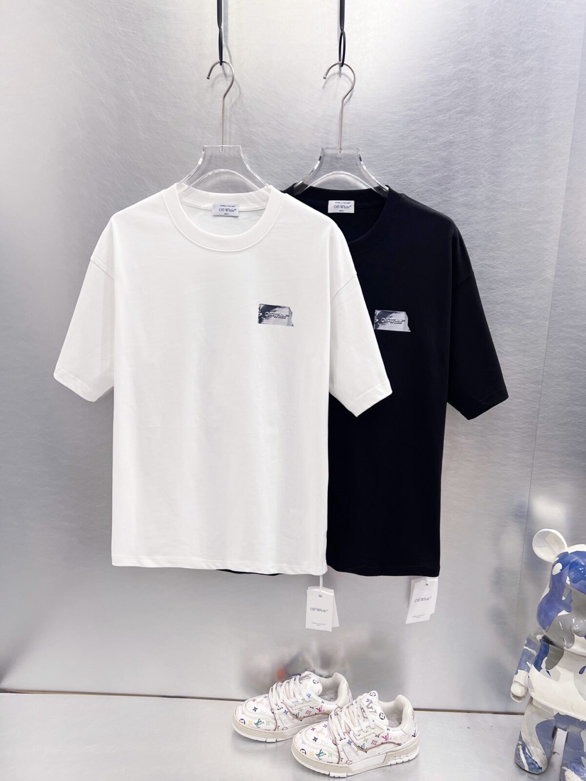 P65 OFF-WHITE OW 短袖！ 银色胶带质感斜条纹印花太有工业科技感，满印品牌小字细节精致，黑底银印花低调又吸睛。重磅棉手感扎实，宽松版型巨藏肉，男女穿都酷，情侣搭一套出门小众不撞款，拍照自带冷调滤镜✨ 颜色：黑色 白色 尺码：S M L XL